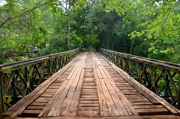 De madeira com ponte de aço para atravessar o rio córrego de Tad Ph — Fotografia de Stock