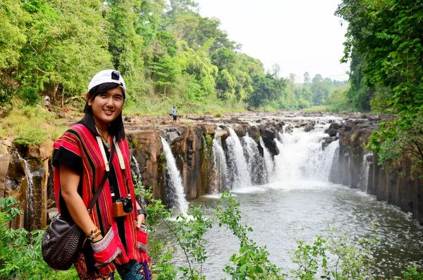 タイの女性旅行と少し Pha Suam waterf で肖像画のためにポーズ — ストック写真