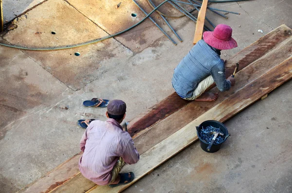 Építő munkás építeni a helyi laoszi stílus nem rendelkezik a védelmi biztonság — Stock Fotó