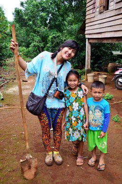 Tay insanlar ziyaret edin ve sıklıkta, Laos çocuklu fotoğraf çekmek