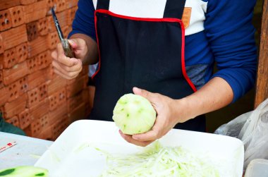 İnsanlar doğranmış papaya som tam veya yeşil papay yemek pişirmek için hazırlamak
