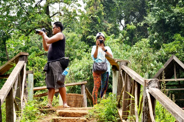 Reizigers man en vrouw mensen kijken en schieten foto Tad-Yeua — Stockfoto