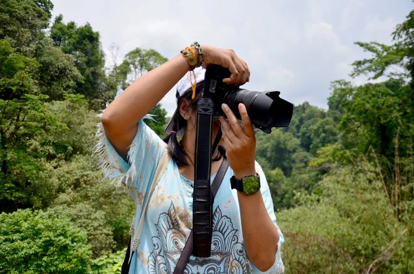 Podróżnik tajski kobieta wygląd i fotografowania zdjęć Tad Yeuang wodospad — Zdjęcie stockowe