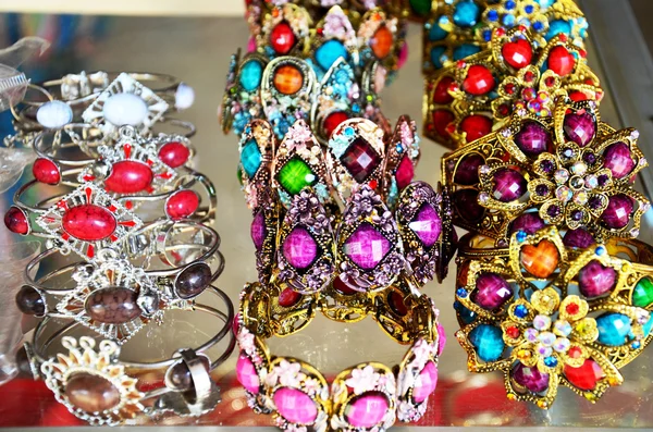 Smycken tillbehör på souvenir- och presentbutik till salu — Stockfoto