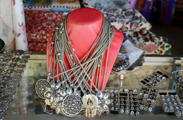 Κοσμήματα Αξεσουάρ στο κατάστημα σουβενίρ και δώρο προς πώληση — Φωτογραφία Αρχείου