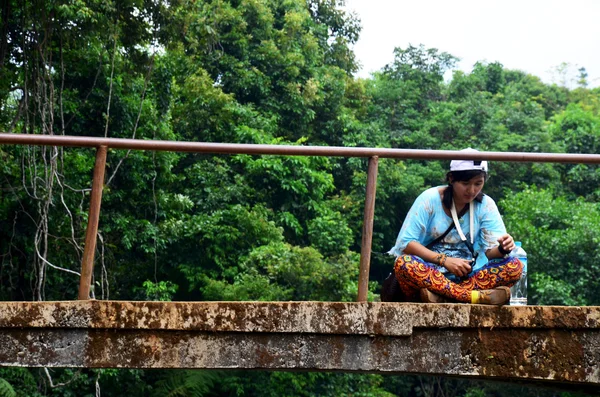 Traveler thai woman sitting and rest on old steel bridge crossov — Stock Photo, Image