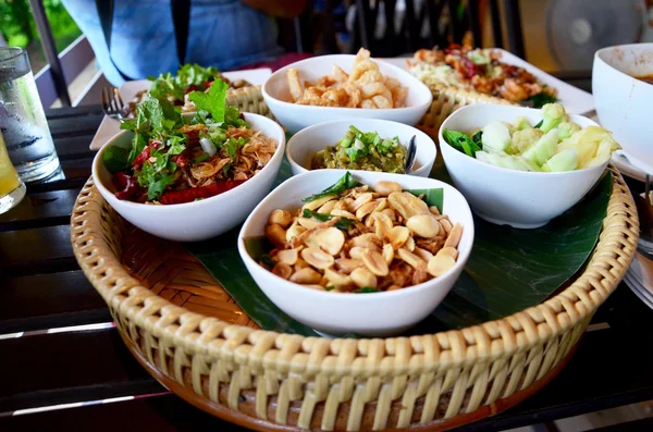 Khan tok eller Khantoke middagar är ett nordligt tradition thailand — Stockfoto