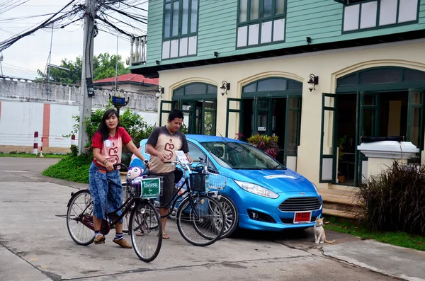 Путешественник тайцы позируют с велосипедами останавливаются в классическом доме — стоковое фото