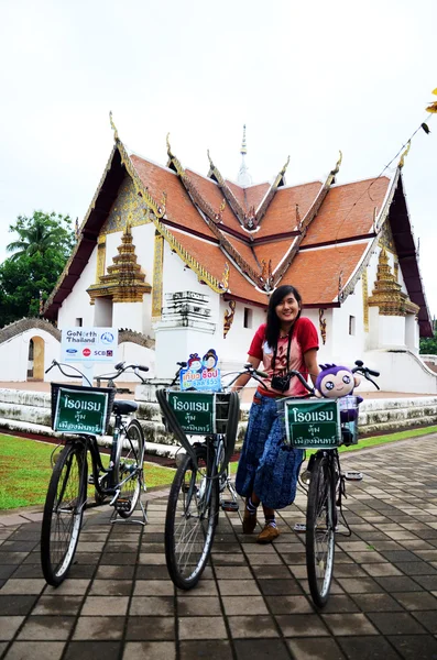 Путешественница тайская женщина позирует с велосипедами останавливается перед Wat P — стоковое фото