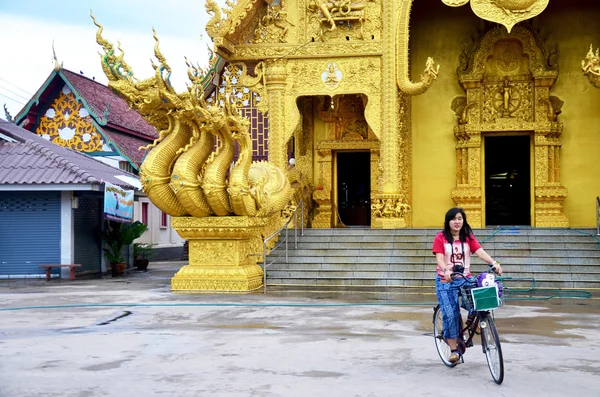 Voyageur thai femme vélo à l'avant de Wat Sri Pan Ton i — Photo