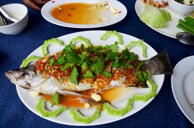 Limon ve chili sos haşlanmış balığı balık