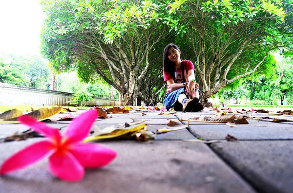 Thaiföldi nő pózol és sit emeleten Plumeria vagy Templetree F — Stock Fotó