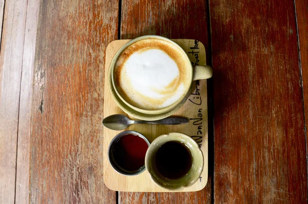 Латте Горячий кофе и горячий чай в чашке — стоковое фото