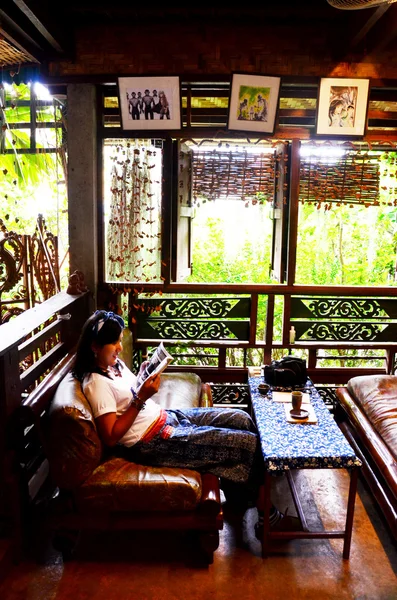 Viaggiatore thai donna lettura bppk su divano a caffè — Foto Stock