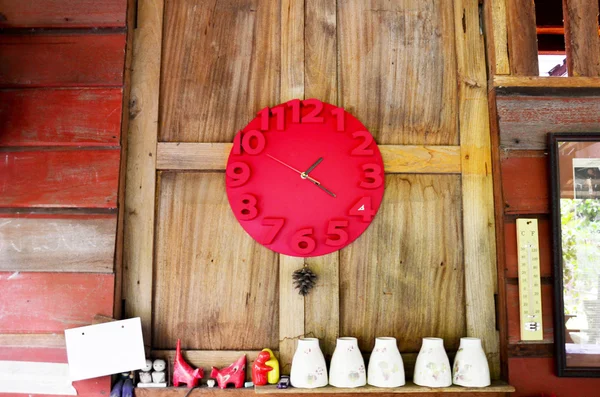 Decorar interior con reloj rojo en la pared de madera — Foto de Stock