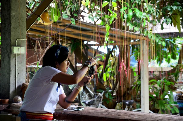 Traveler thai woman shooting photo — Stock Photo, Image