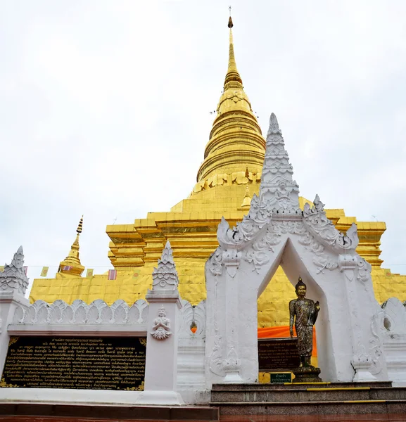 Chedi de Wat Phra Que Chae Haeng templo para la gente visita y pr — Foto de Stock
