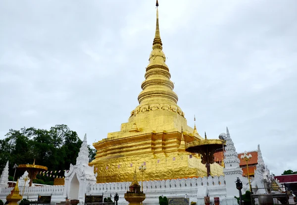 Chedi του Wat Phra ότι Chae Haeng ναού για την επίσκεψη ανθρώπων και pr — Φωτογραφία Αρχείου