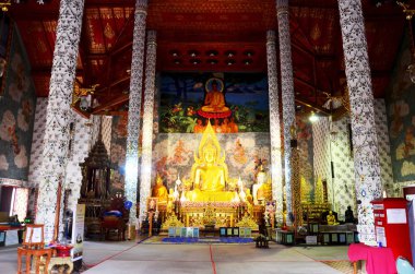 Wat Phra ki Cho Hae Tapınağı insanlar için Gloden Buda heykeli 