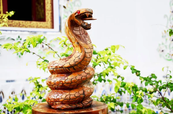 伝統的なタイスタイルの木彫り木製動物としてヘビ 1 つ o — ストック写真
