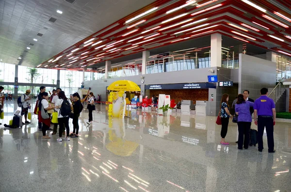 Los tailandeses y los viajeros extranjeros esperan y caminan en el aeropuerto de Nan —  Fotos de Stock