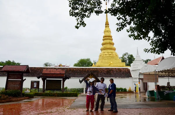 Viajeros tailandeses posando frente a Phra That Chae Haeng — Foto de Stock
