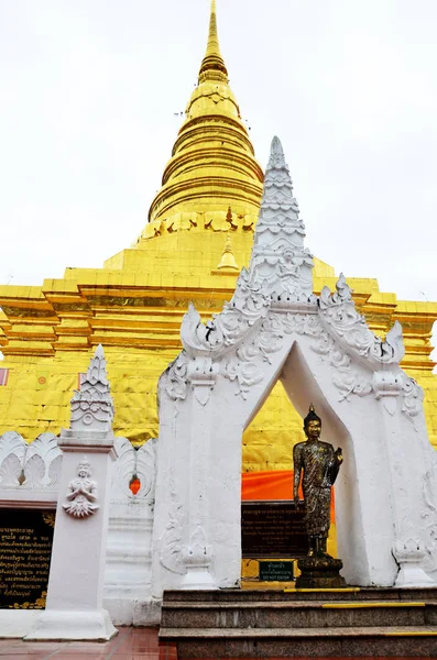 Chedi av Wat Phra att Chae Haeng templet för människor besök och pr — Stockfoto