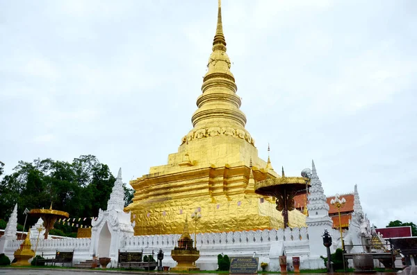 Chrám Chedi z Wat Phra že Chae Haeng lidé navštěvují a pr — Stock fotografie