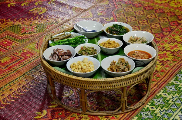 Las cenas de Khan tok o Khantoke son una tradición del norte de Tailandia — Foto de Stock