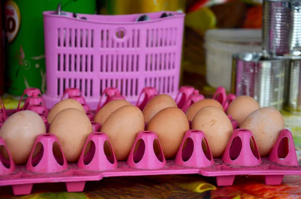 Курячі яйця в пластиковій панелі — стокове фото