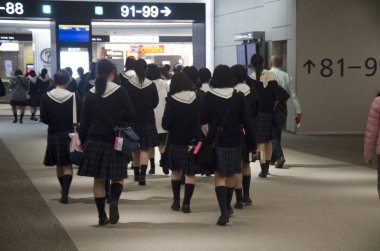 Çocuk Japon öğrenci grup havaalanında yürüyüş gitmek için e kapısı