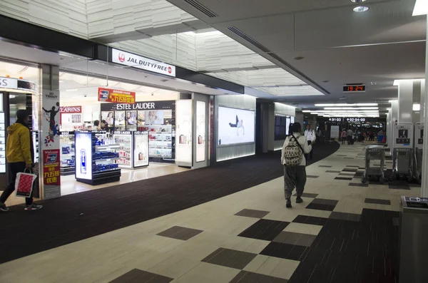 Mulher tailandesa caminhando para o portão dentro do Narita International Airpor — Fotografia de Stock