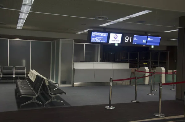 Matkustajien odotusportti lentokone Naritin sisä- ja sisäpuolella — kuvapankkivalokuva
