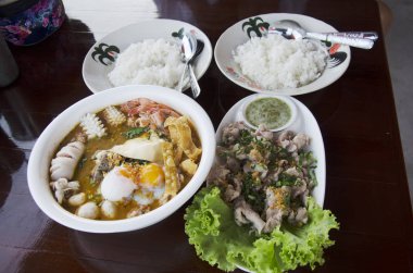 Yemek set pirinç haşlanmış domuz eti sosu ve erişte tom yam ile Tay çorba