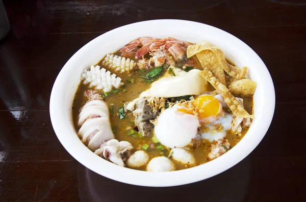 Nudeln Tom Yam Suppe Thai-Stil mit Schweinefleisch und Meeresfrüchten und Soft-B — Stockfoto
