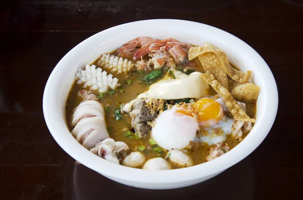 Спеціальний локшино-гострий суп зі свининою та морепродуктами та м'яко звареним — стокове фото