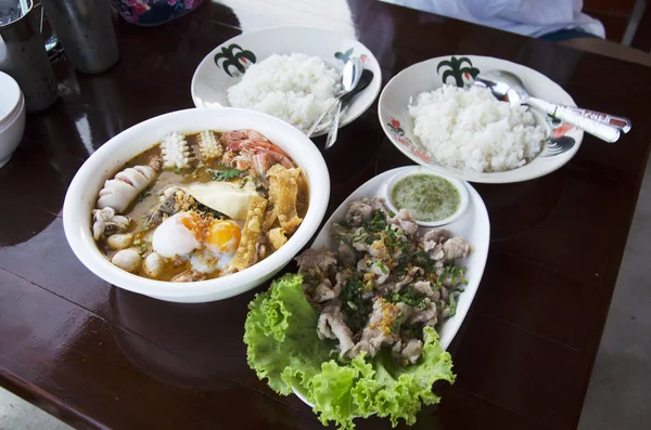 Jídlo set rýže s vařené vepřové dip nd zvláštní pikantní polévka — Stock fotografie
