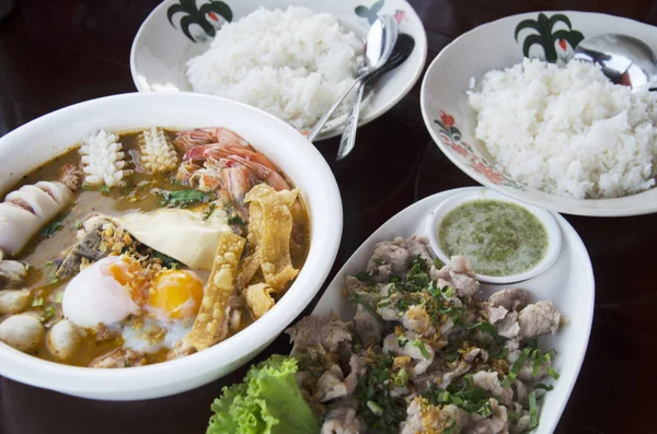 Inzake levensmiddelen vastgesteld, rijst met gekookte varkensvlees duik nd speciale pittige noedelsoep — Stockfoto