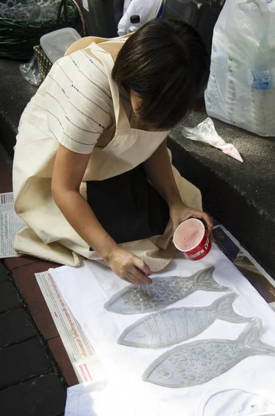 Thaise vrouwen maken en maken van batik tie dye natuurlijke kleur op T-sh — Stockfoto