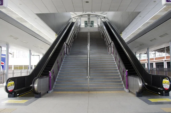 Rolltreppe zum Auf- und Absteigen bei mrt lila line skytrain — Stockfoto