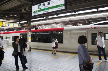 Tren ve metro bekleyen Japon insanlar ve yabancı Gezgin