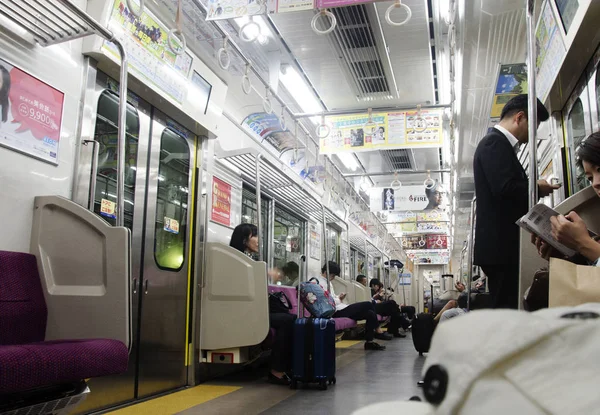 Japoneses sentados en el tren Express Electric Railway desde N — Foto de Stock