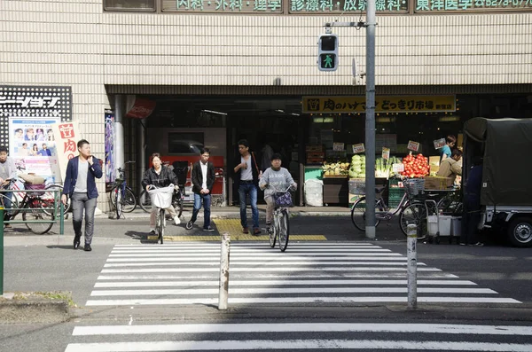 Povo japonês e viajantes estrangeiros caminhando travessia traffi — Fotografia de Stock