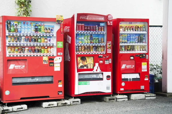 Máquina automática expendedora roja para personas comprar refrescos en el pubis — Foto de Stock