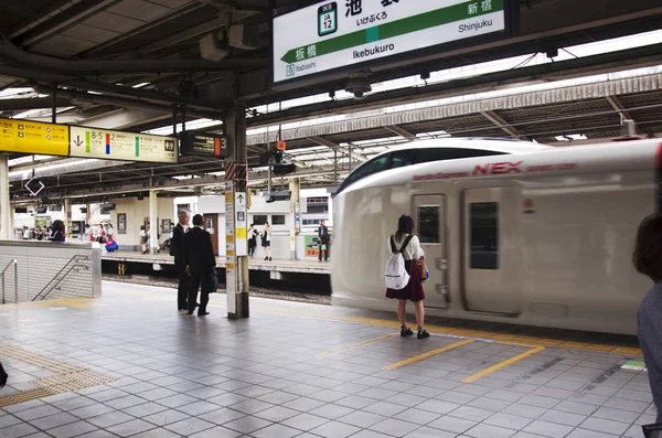 Giapponesi e viaggiatori stranieri in attesa di treno e metropolitana — Foto Stock
