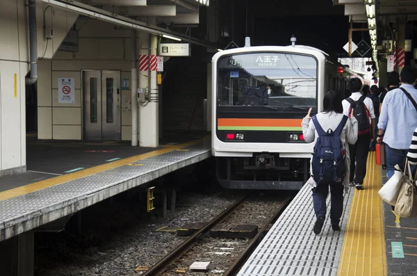 Saitama Rapid Railway deja de enviar y recibir pasajeros personas — Foto de Stock