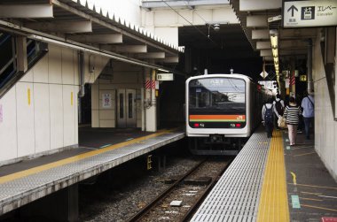 Saitama hızlı tren göndermeyi durdurmak ve yolcu insanlar almak