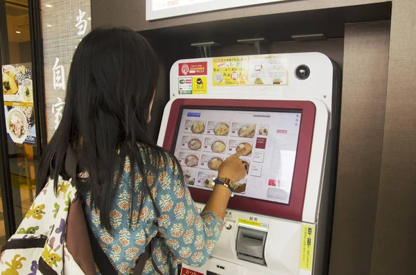 Traveller thai woman buying ramen from vending machine at Noodle — Stock Photo, Image