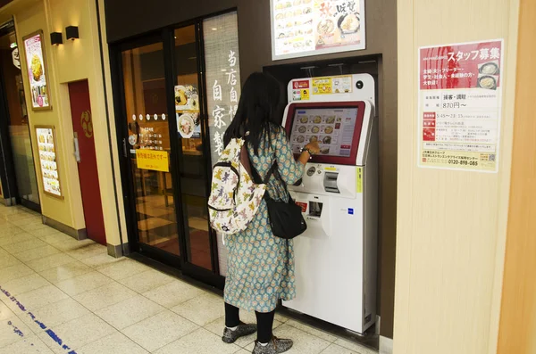 Traveller thai woman buying ramen from vending machine at Noodle — Stock Photo, Image