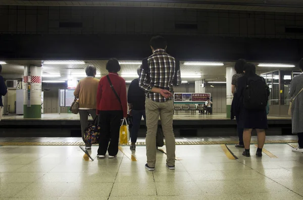 Japonés y extranjero viajero esperando metro tren ir — Foto de Stock